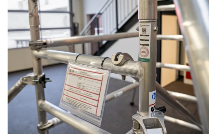 ABS Klapp-Roll-Arbeitsbühne