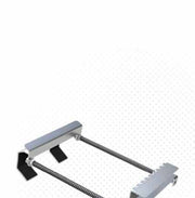 Eine metallische Leiterbefestigung ABS LaddFix zur Sicherung von Anlegeleitern auf neutralem Hintergrund.